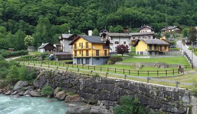 Holiday home Situated in a quiet location in the mountains on the edge of the river with a view of the forest