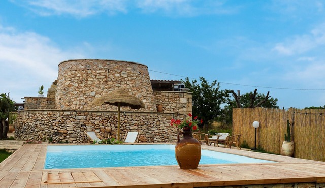 Holiday Home 'Trullo Pinuccio' with Private Pool, Wi-Fi and Air Conditioning