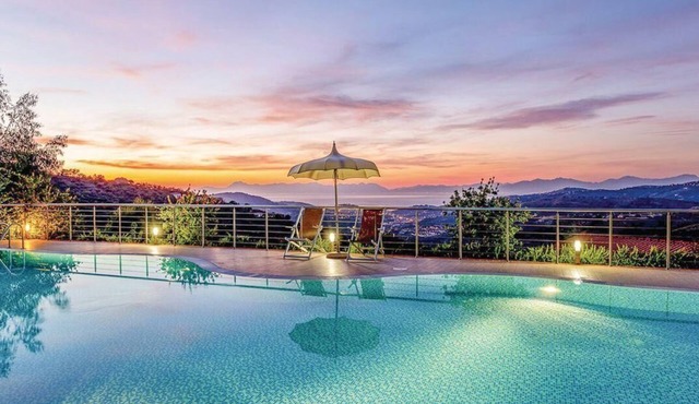 Holiday home with view and pool