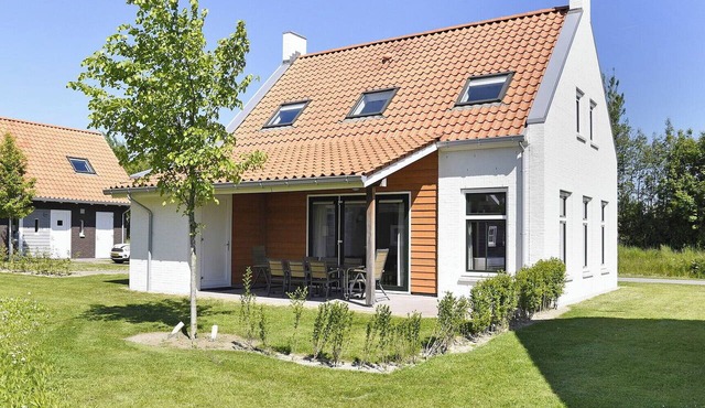 Holiday home with covered patio, sun shower and sauna