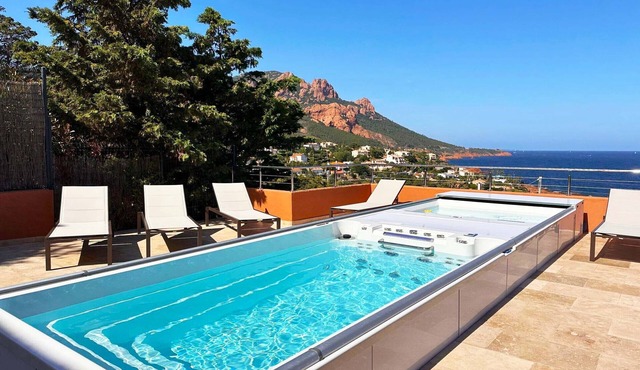 Holiday home with sea view, terrace, and swim spa with integrated whirlpool