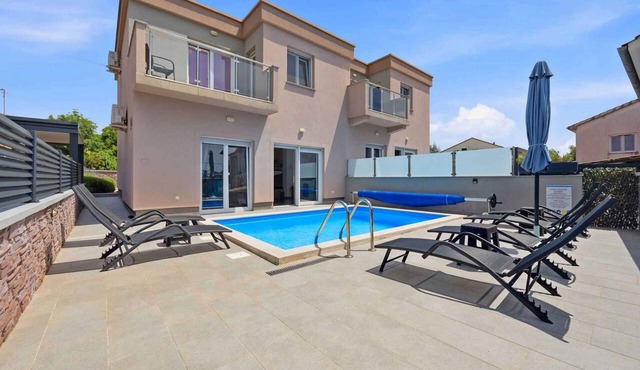 Holiday home with pool and air conditioning
