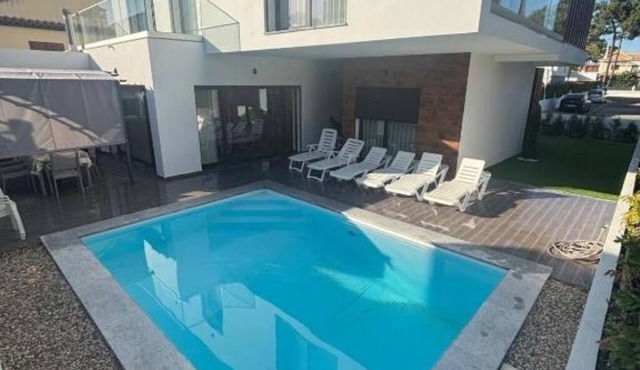 Holiday home with pool 15 minutes walk from the beach and 5 minutes from Aroeira golf course