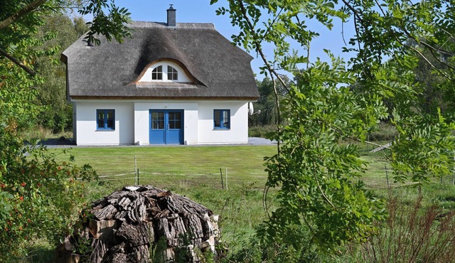 Holiday home with thatched roof, large property and private road to the port