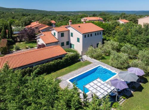 Holiday House OLIVE GROVE with pool and garden