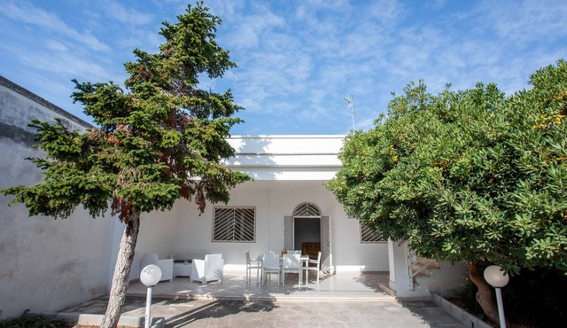 Holiday house with garden, Torre Lapillo (TL65)