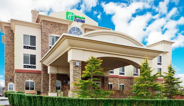Holiday Inn Express & Suites Riverhead - Long Island by IHG