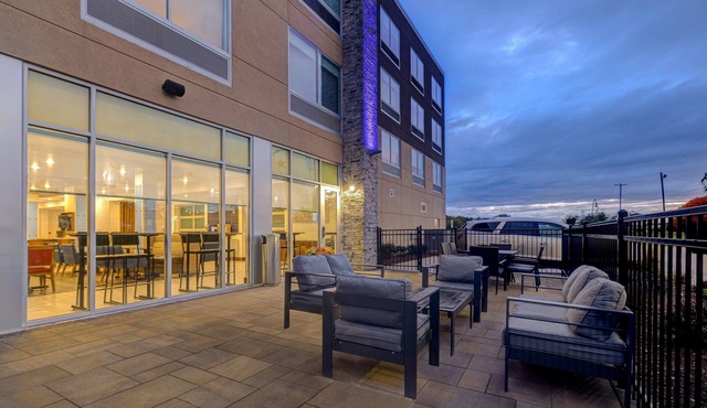 Holiday Inn Express & Suites Grand Rapids South - Wyoming by IHG
