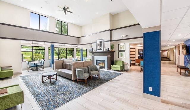 Holiday Inn Express & Suites Delafield by IHG