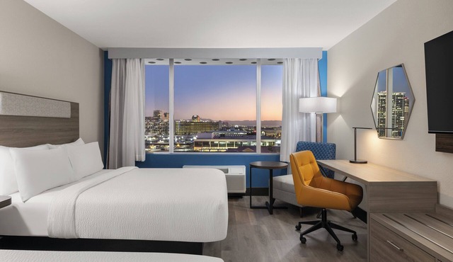 Holiday Inn Express & Suites Phoenix Midtown by IHG