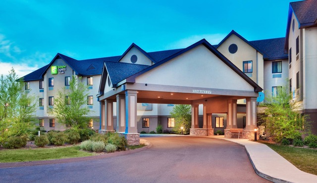 Holiday Inn Express & Suites Bradley Airport by IHG