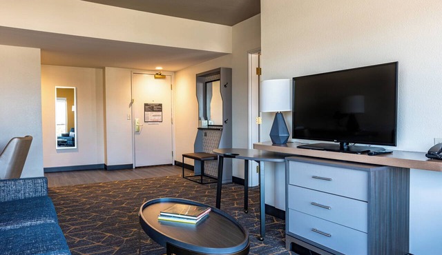 Holiday Inn & Suites Oakland Airport by IHG
