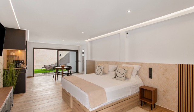 Holiday Studio 'Odi Suite Room' with Private Terrace and Wi-Fi