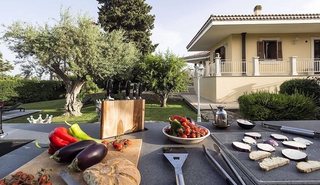 holiday vacation large villa rental italy, sicily, syracuse, air conditioning, wi-fi internet, pool, views, walk to town