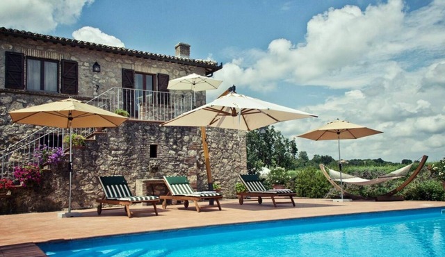 holiday vacation large villa rental italy, umbria, orvieto, near rome, countryside, pool, views, internet wi-fi, air con