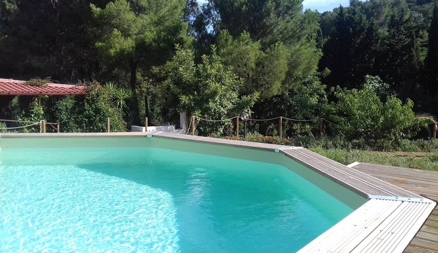 Holidayhouse surrounded by nature. Vast garden, private pool, wifi, beach at 4km