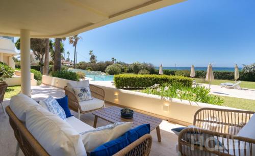 Holidays & Home Beachfront Neptuno III , sea views,and garden,Elviria