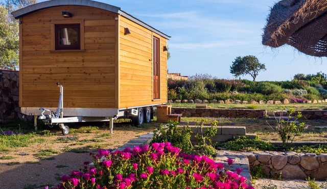 Holidays Zirkuswagen surrounded by sea and maquis. 300 m from the water.