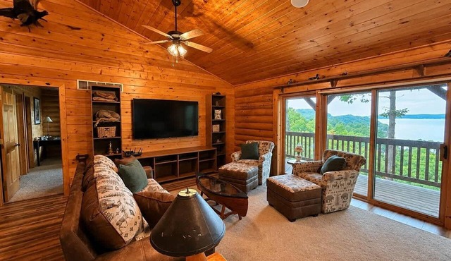 Hollow Tree Lodge with Game Room
