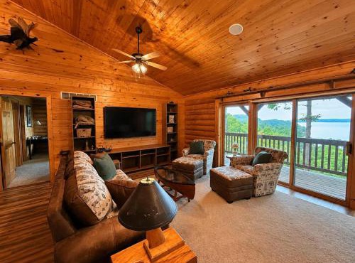 Hollow Tree Lodge with Game Room