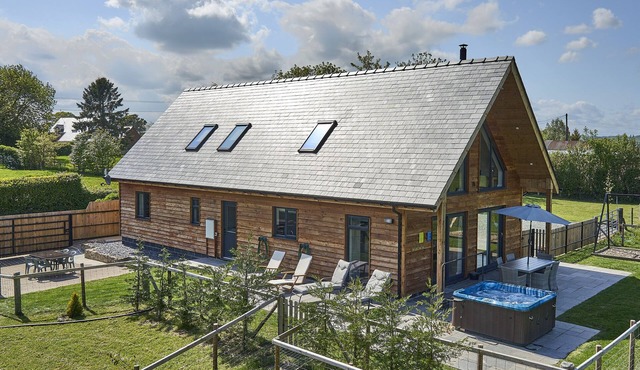 HOLLY LODGE, pet friendly, luxury holiday cottage in Montgomery