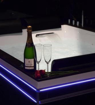 Hollywood Spa Jacuzzi - Cinéma