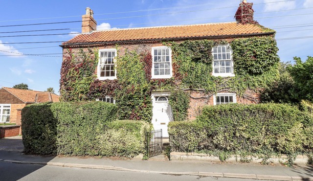 HOLME FARM, pet friendly, with a garden in Ruskington