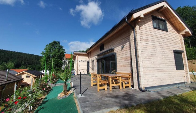 Holzhaus am See mit Panoramablick