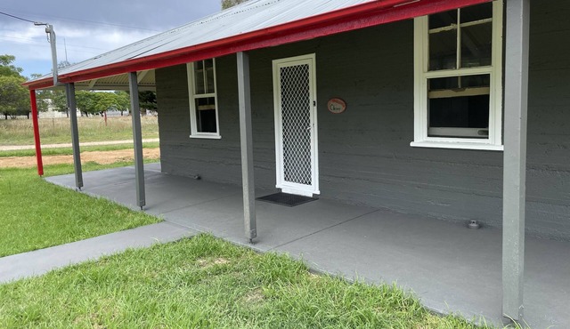 Home away from home. Accomodation in Young. Spacious, cute & cosy cottage All 4U