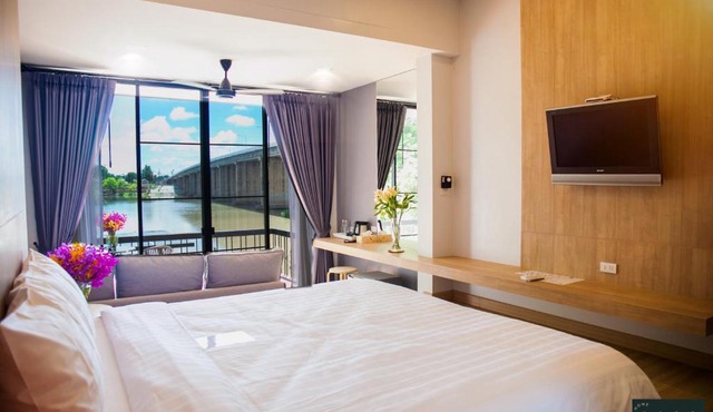 Home by the Bridge Hotel