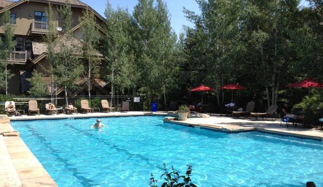 Home for 22, Ski Shuttle, Hot Tub, Pool, Dog OK Tennis/Pickleball/Pool Table