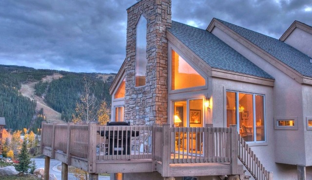 Home in Keystone Ski Area-private hot tub; spectacular view; 16 separate beds
