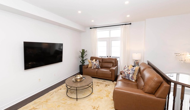 Home in Vaughan, Modern 3BR Home in Vaughan w/Patio & Grill