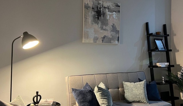 Home Near Coop live & Etihad. Sleeps 7 with Free Parking& Garden