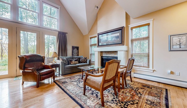 Home with private apartment, patio, fireplace, on-site pool, gym & tennis access
