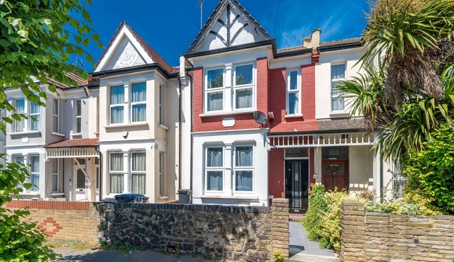 Homely 4-bedroom house with 2 baths & free parking
