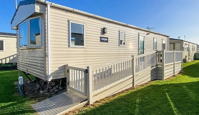 Homely 8 berth caravan with side decking and ramp access in Kent, ref 47018H