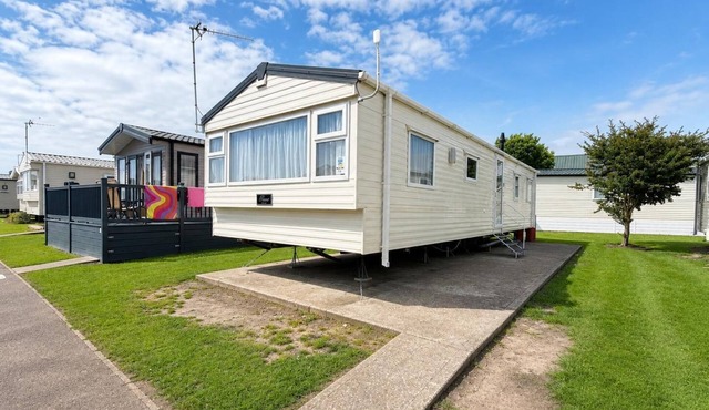 Homely caravan by the beach at Pakefield Holiday Park in Suffolk ref 68088CR