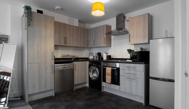 Homely Spacious 2 Bed 2 Bath Residence