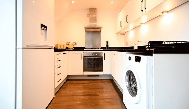 Homely, Spacious Flat w/Balcony & Fast Wi-Fi