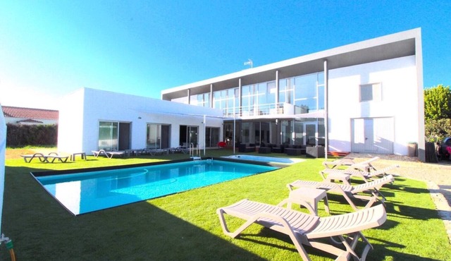 Homerez - Big villa for 22 ppl. with shared pool, jacuzzi and terrace at Setúbal