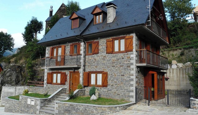 Homerez - Charming Chalet in Viella with Mountain View