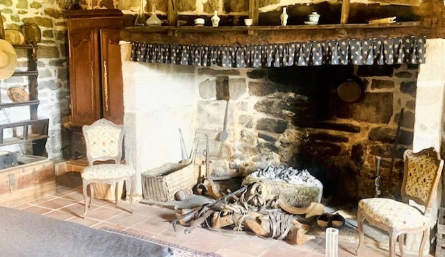 Homerez - Charming granite house in Chaumeil with private garden.
