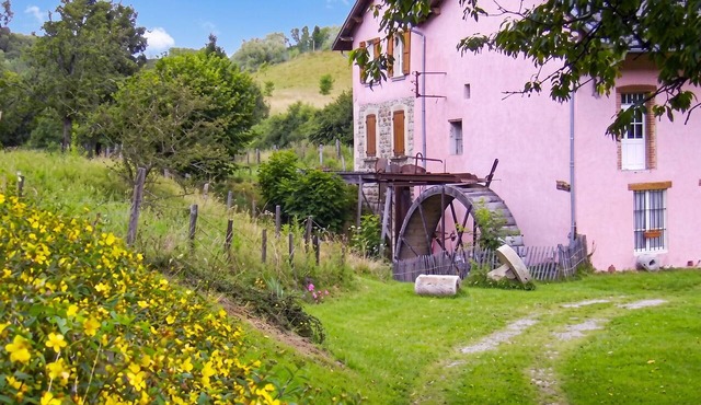 Homerez - Charming House in Chirens with Enclosed Garden