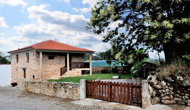 Homerez - Charming House in Parada + Fireplace, Garden