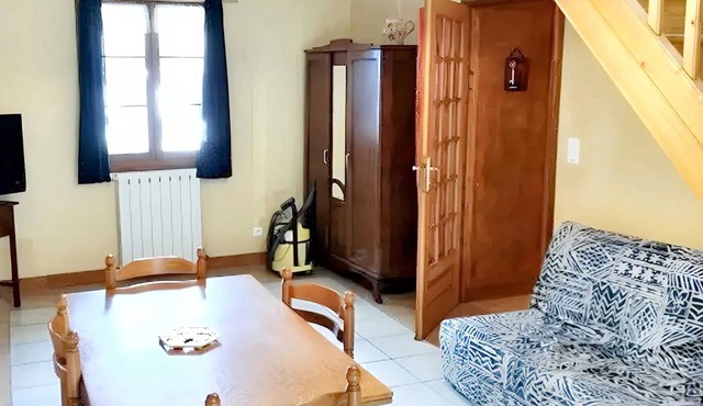 Homerez - Comfortable Apartment in Mesnay - 70 m² - Private Balcony