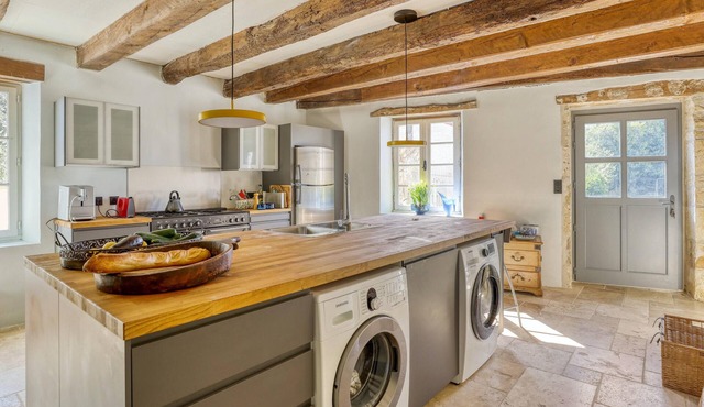 Homerez - House for 6 ppl. with swimming-pool and garden at Montignac-Charente