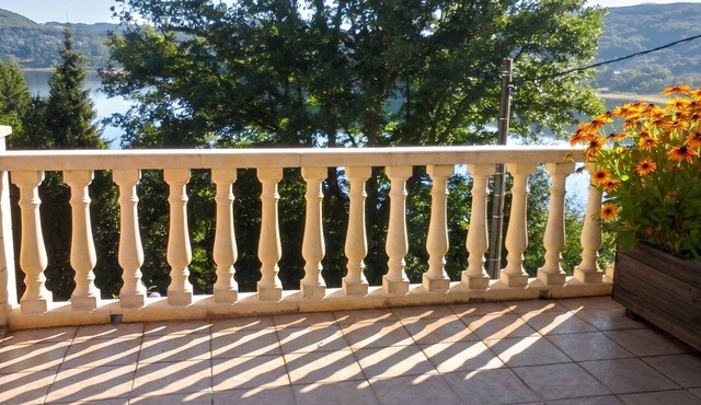 Homerez - House in Nages with lake view