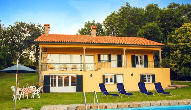 Homerez - Large house for 12 people. with swimming pool and garden in Paredes de Coura