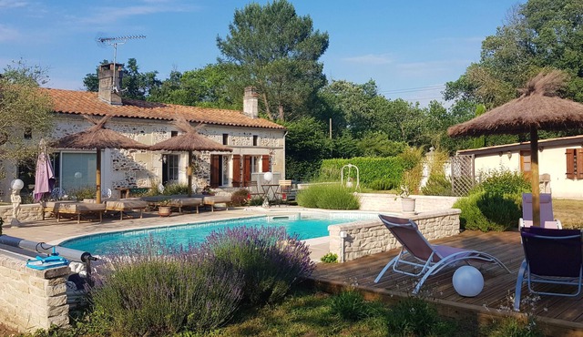 Homerez - Nice house for 2 ppl. with shared pool and terrace at Bussac-Forêt